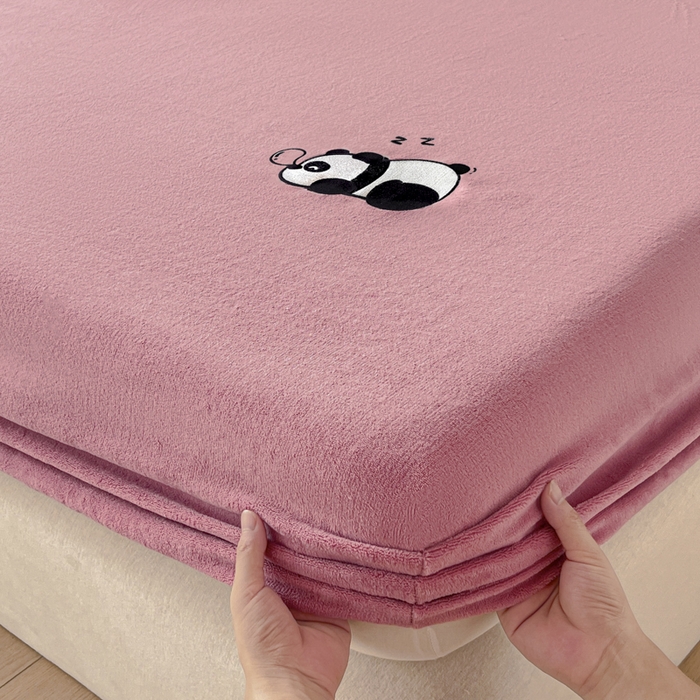 91家纺网 家纺一手货源 找家纺 梵克保罗 2024新款秋冬新款保暖加厚纯色牛奶绒泡泡熊刺绣单品单床笠 泡泡熊-豆沙