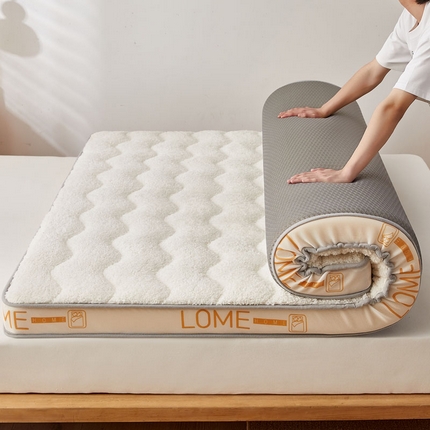 91家纺网 家纺一手货源 找家纺 暖季家纺 2025新款 双边立体款 羊羔绒床垫   立体羊羔绒暖橙