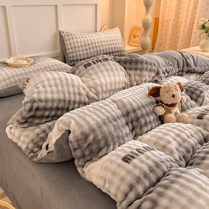 91家纺网 家纺一手货源 找家纺 金喜 2024新款牛奶绒印花泡泡四件套 泡泡牛奶绒-字母灰