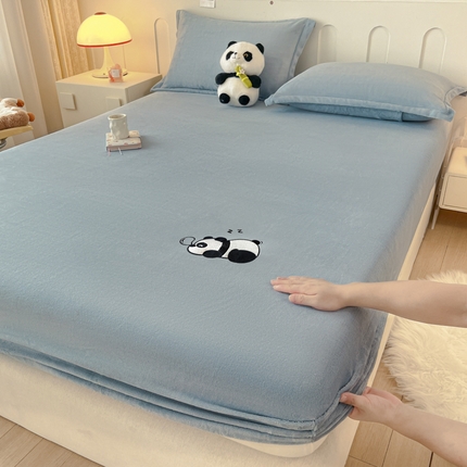 91家纺网 家纺一手货源 找家纺 梵克保罗 2024新款秋冬新款保暖加厚纯色牛奶绒泡泡熊刺绣单品单床笠 泡泡熊-淡蓝