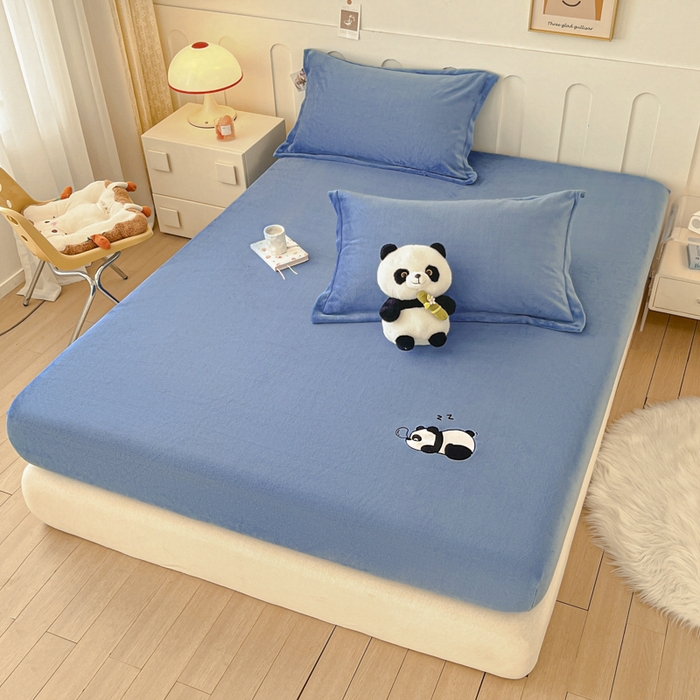 91家纺网 家纺一手货源 找家纺 梵克保罗 2024新款秋冬新款保暖加厚纯色牛奶绒泡泡熊刺绣单品单床笠 泡泡熊-宾利蓝