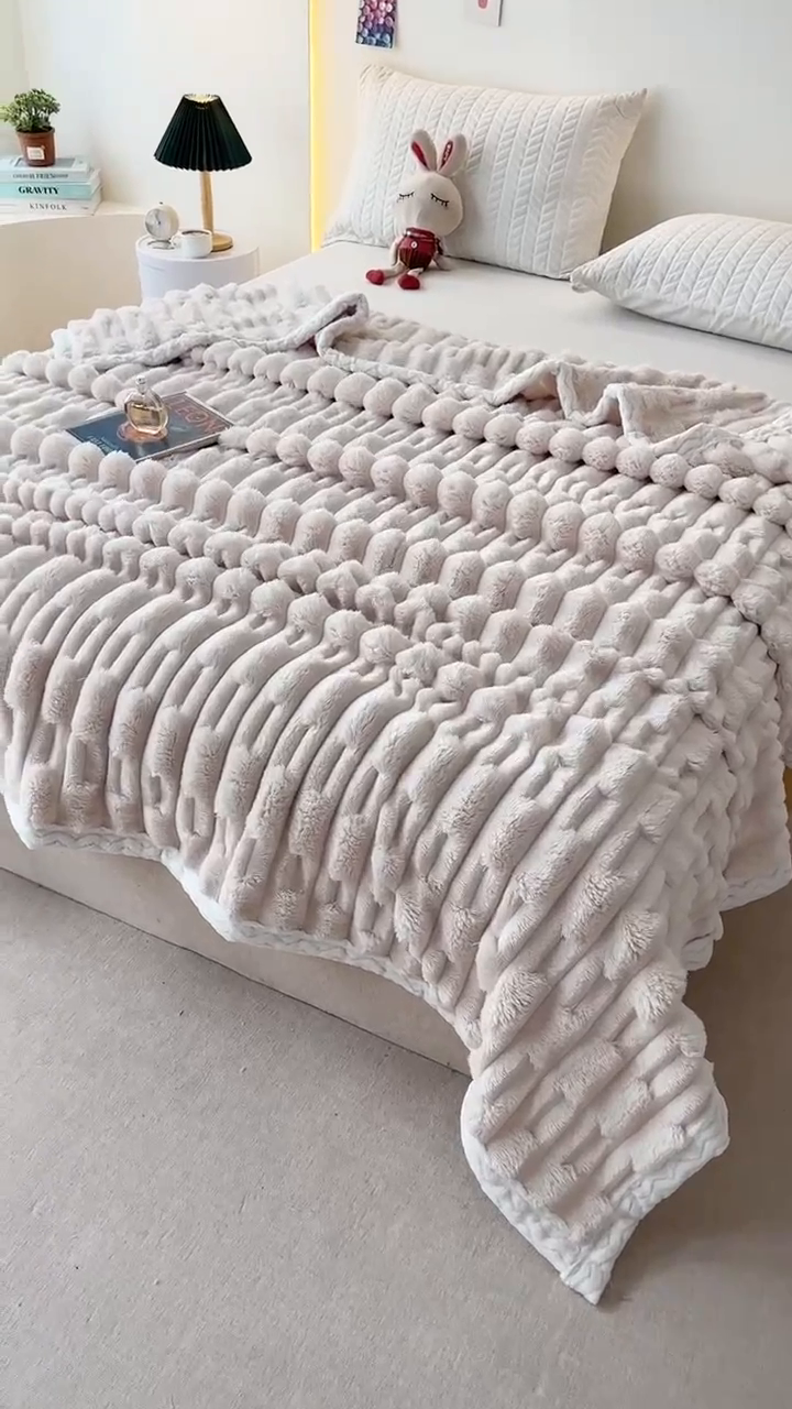 91家纺网 家纺一手货源 找家纺 金喜 2024新款纯色仿裘皮兔绒毛毯包边款多用途毛毯办公室午睡毯家用毛毯被  米杏