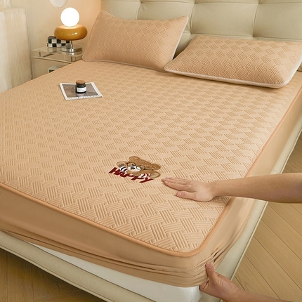 暖季家纺 2025新款40支长绒棉刺绣款全棉夹棉床笠支持定制 博士小熊-香槟金