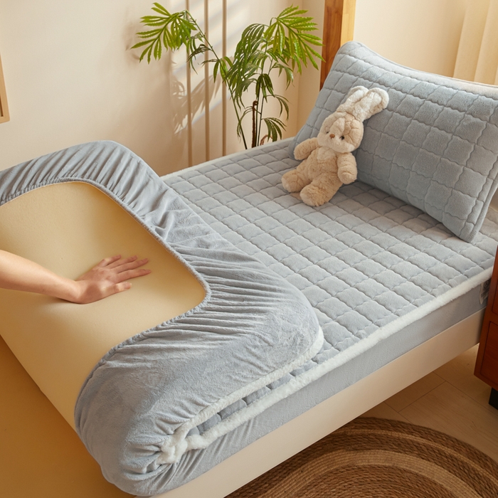 91家纺网 家纺一手货源 找家纺 鑫钰 2024新款秋冬季学生宿舍专用加厚牛奶绒床笠-暖格 暖格-浅灰