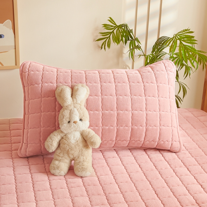 91家纺网 家纺一手货源 找家纺 鑫钰 2024新款秋冬季学生宿舍专用加厚牛奶绒床笠-暖格 暖格-绯粉