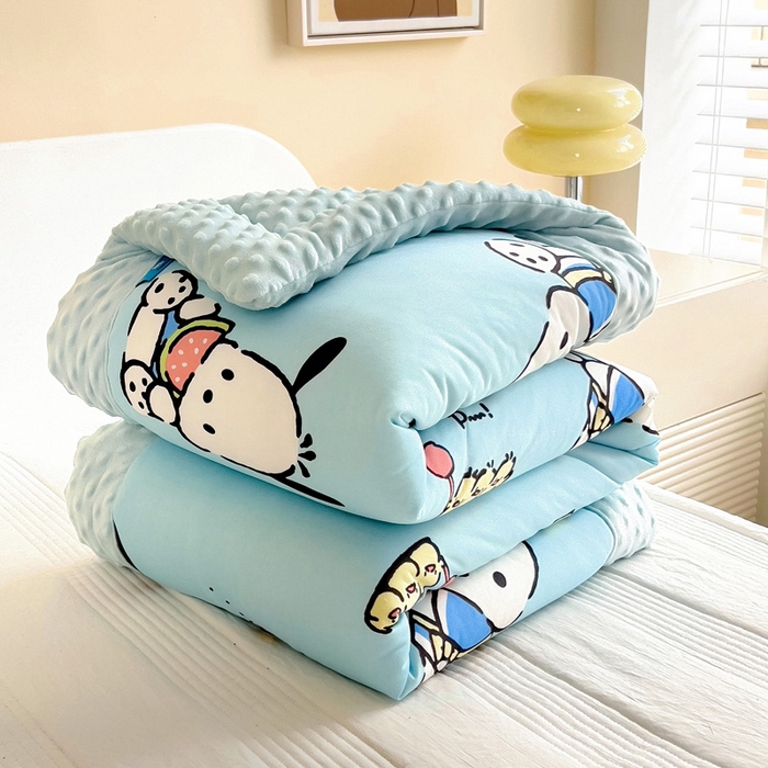 91家纺网 家纺一手货源 找家纺 乐秀家纺 2025新款A类三丽鸥针织棉豆豆被 带激光防伪吊牌 西瓜帕恰狗