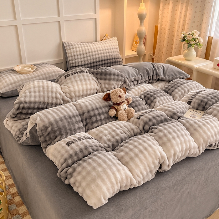 91家纺网 家纺一手货源 找家纺 金喜 2024新款牛奶绒印花泡泡四件套 泡泡牛奶绒-字母灰