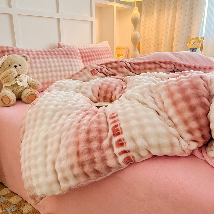 91家纺网 家纺一手货源 找家纺 金喜 2024新款牛奶绒印花泡泡四件套 泡泡牛奶绒-字母粉