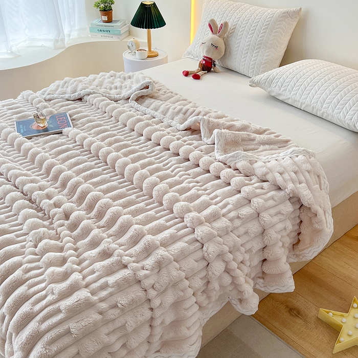 91家纺网 家纺一手货源 找家纺 金喜 2024新款纯色仿裘皮兔绒毛毯包边款多用途毛毯办公室午睡毯家用毛毯被  米杏