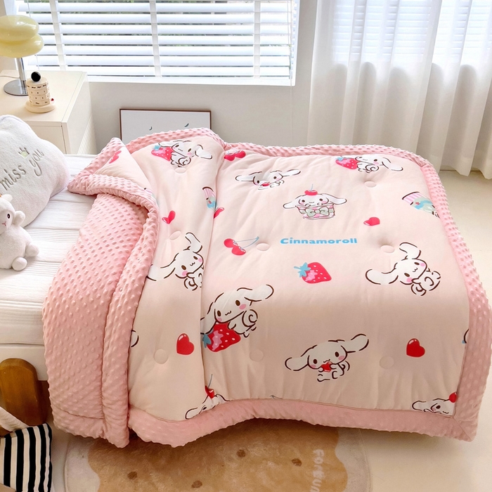 91家纺网 家纺一手货源 找家纺 乐秀家纺 2025新款A类三丽鸥针织棉豆豆被 带激光防伪吊牌 甜心玉桂狗