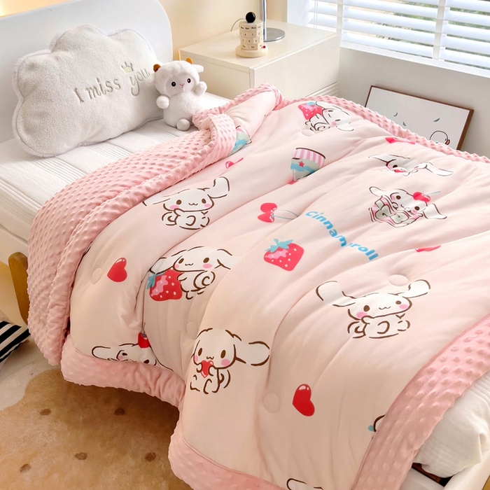 91家纺网 家纺一手货源 找家纺 乐秀家纺 2025新款A类三丽鸥针织棉豆豆被 带激光防伪吊牌 甜心玉桂狗