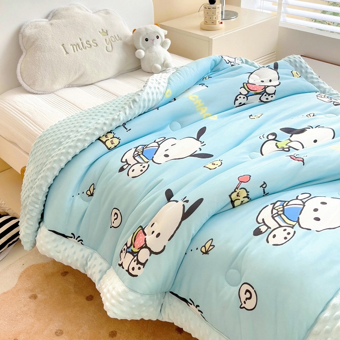 91家纺网 家纺一手货源 找家纺 乐秀家纺 2025新款A类三丽鸥针织棉豆豆被 带激光防伪吊牌 西瓜帕恰狗