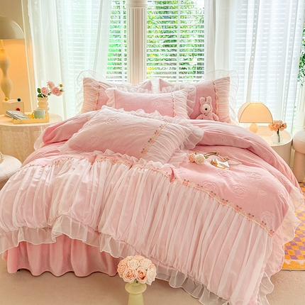 91家纺网 家纺一手货源 找家纺 逸尚阁 2024新款雕花牛奶绒蕾丝花边四件套-维密 绒维密-玫瑰粉