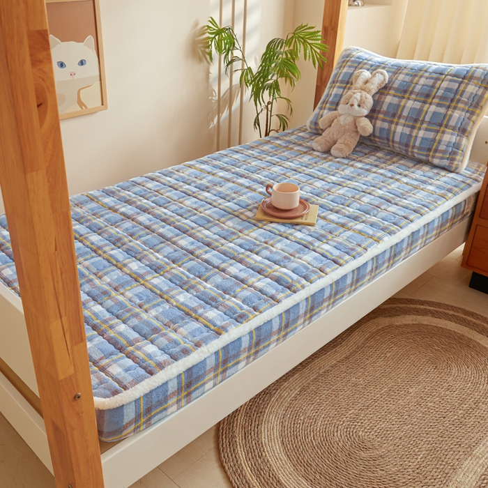 91家纺网 家纺一手货源 找家纺 鑫钰 2024新款秋冬季学生宿舍专用加厚牛奶绒床笠-暖格 暖格-简希蓝