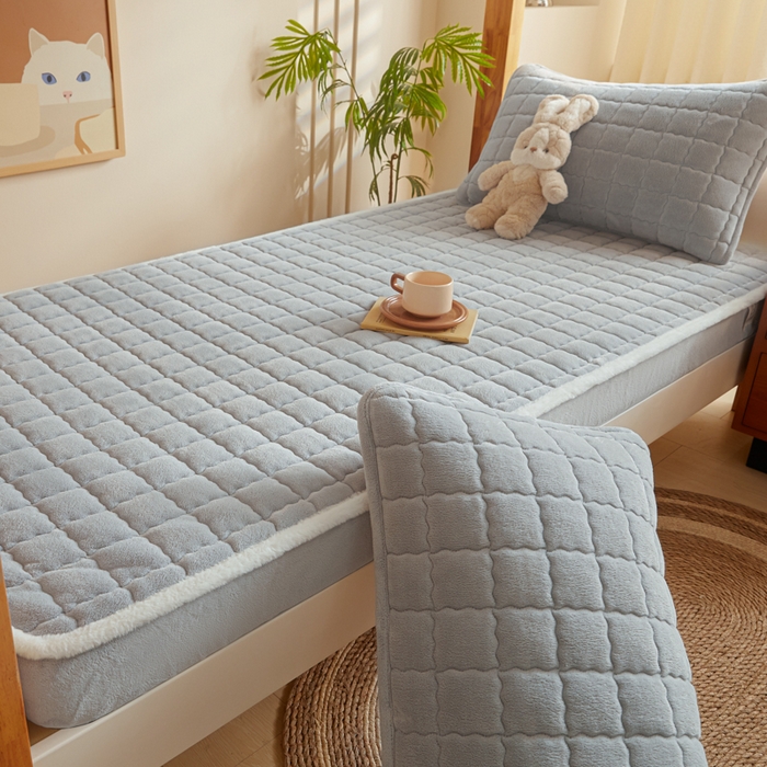 91家纺网 家纺一手货源 找家纺 鑫钰 2024新款秋冬季学生宿舍专用加厚牛奶绒床笠-暖格 暖格-浅灰