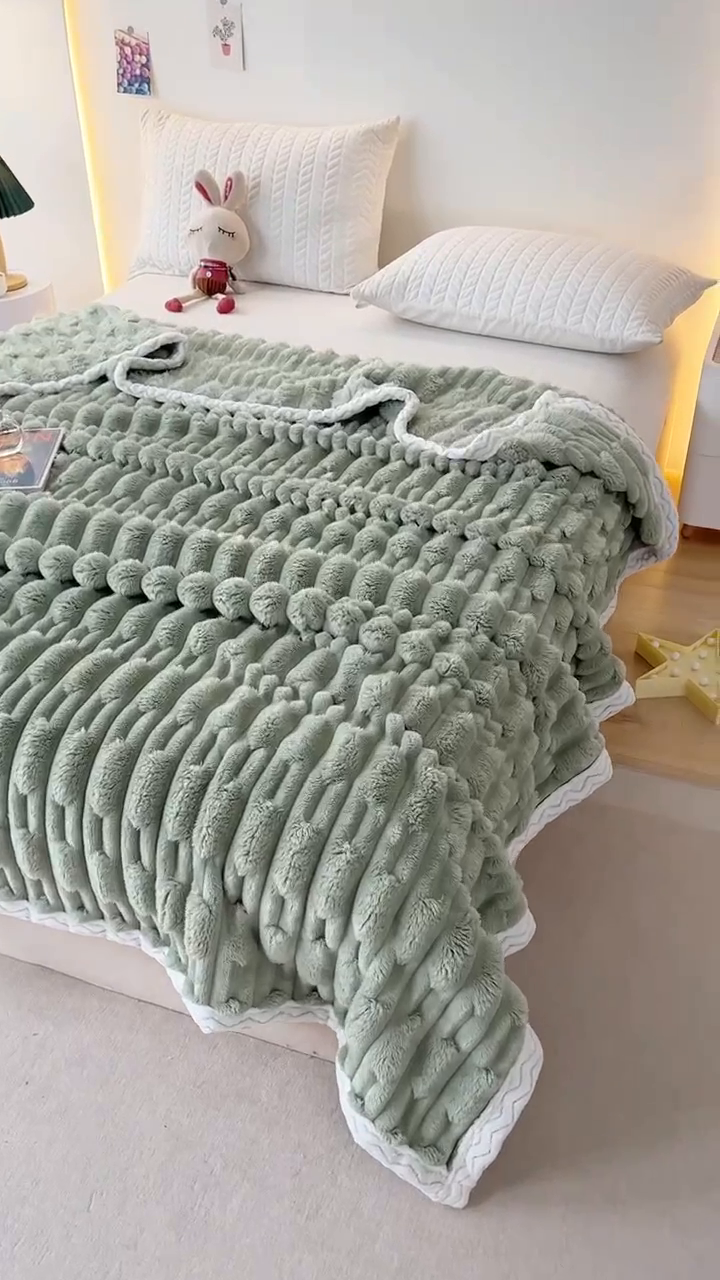 91家纺网 家纺一手货源 找家纺 金喜 2024新款纯色仿裘皮兔绒毛毯包边款多用途毛毯办公室午睡毯家用毛毯被  蓝灰