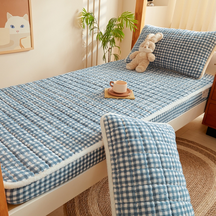 91家纺网 家纺一手货源 找家纺 鑫钰 2024新款秋冬季学生宿舍专用加厚牛奶绒床笠-暖格 暖格-蓝小格