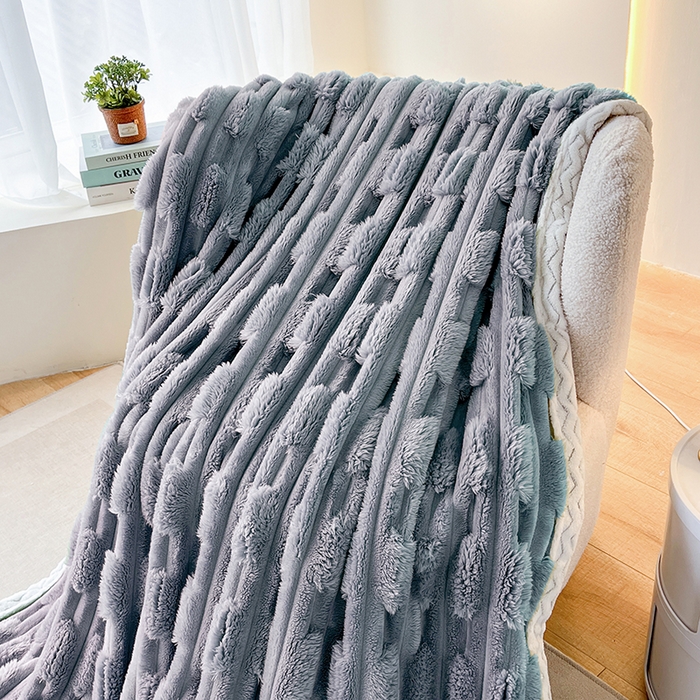 91家纺网 家纺一手货源 找家纺 金喜 2024新款纯色仿裘皮兔绒毛毯包边款多用途毛毯办公室午睡毯家用毛毯被  蓝灰