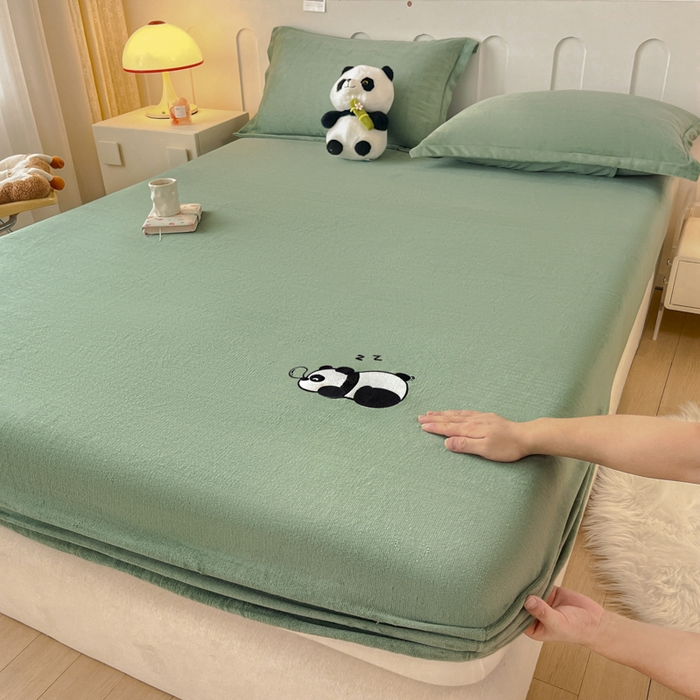 91家纺网 家纺一手货源 找家纺 梵克保罗 2024新款秋冬新款保暖加厚纯色牛奶绒泡泡熊刺绣单品单床笠 泡泡熊-墨子绿