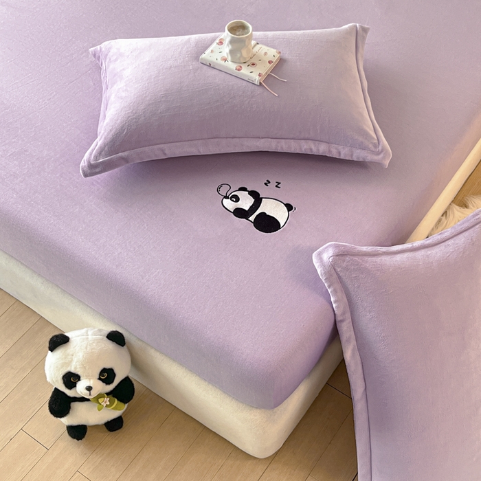 91家纺网 家纺一手货源 找家纺 梵克保罗 2024新款秋冬新款保暖加厚纯色牛奶绒泡泡熊刺绣单品单床笠 泡泡熊-香芋紫