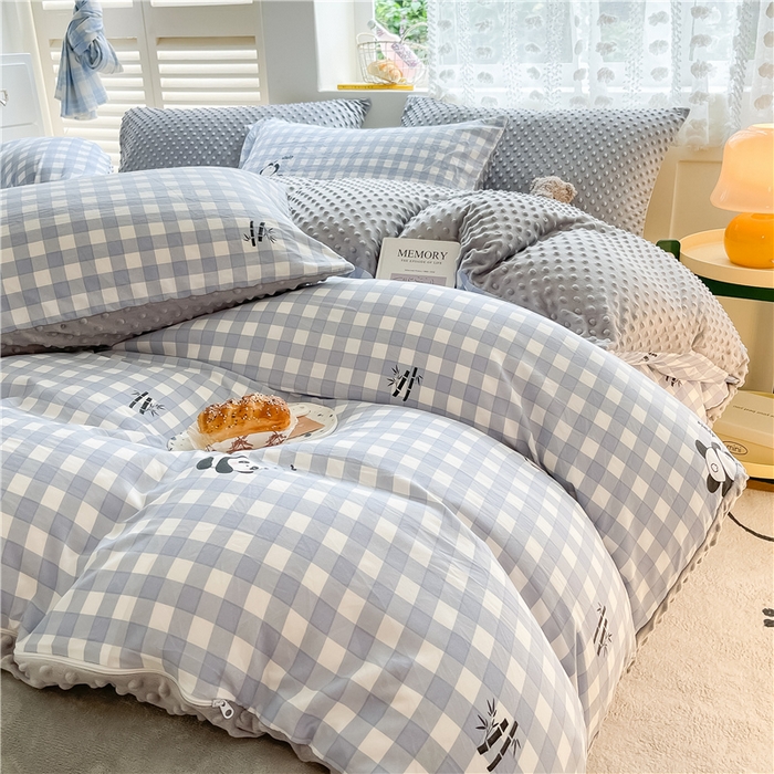 91家纺网 家纺一手货源 找家纺 佰亿莱 2024新款豆豆绒四件套 蓝格熊猫-灰