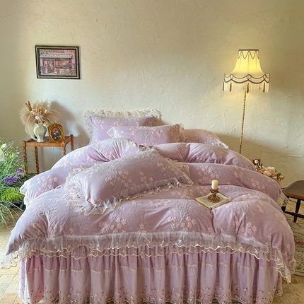 91家纺网 家纺一手货源 找家纺 网红馆（ck家纺） 2025新款雕花绒床裙四件套--花屿 花屿-魅惑紫
