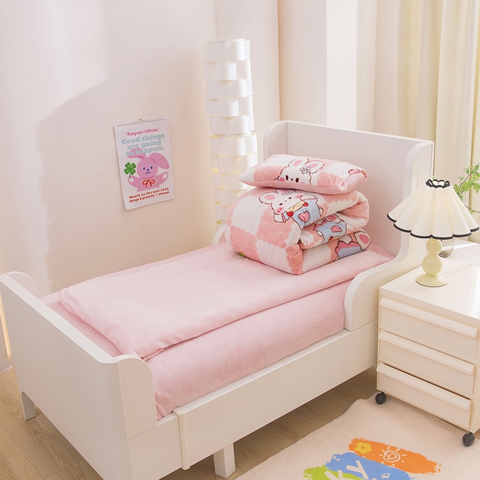 91家纺网 家纺一手货源 找家纺 （总）萌宝家纺 2024新款幼儿园牛奶绒被套大豆被芯可拆洗被子