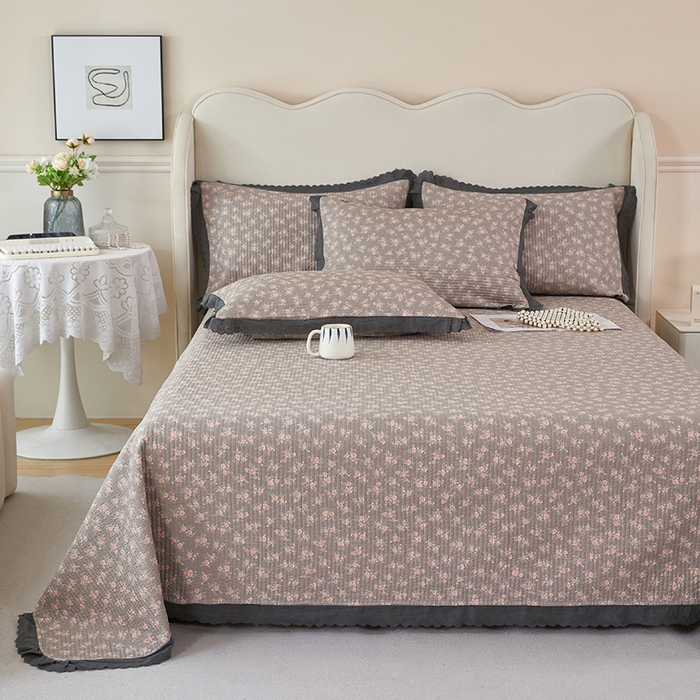 91家纺网 家纺一手货源 找家纺 （总）莎果家纺 2024新款法式小花边砂洗床盖三件套四件套（填充棉花）