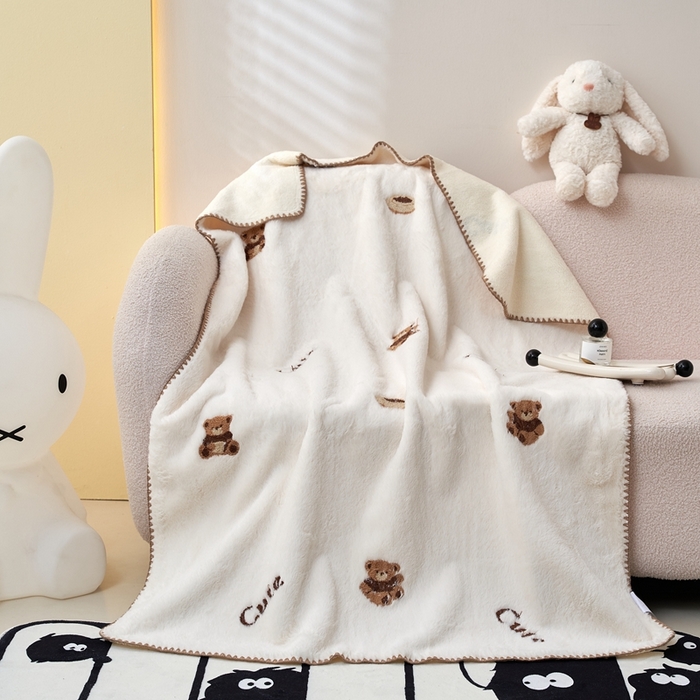 91家纺网 家纺一手货源 找家纺 黛舒家居 2024新款兔毛绒北极绒立体毛巾绣毛毯 小熊白