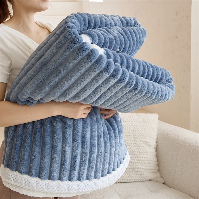 91家纺网 家纺一手货源 找家纺 金喜 2024新款立体抽条提花双面绒毯多用途毛毯办公室午睡毯家用毛毯被  雾霾蓝