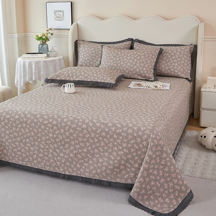 91家纺网 家纺一手货源 找家纺 （总）莎果家纺 2024新款法式小花边砂洗床盖三件套四件套（填充棉花）,冰淇淋小熊,波点熊猫,粉色蝴蝶结,赫本,花园小兔,卡布奇诺,玫瑰之约,柿柿如意,叶曼舒华