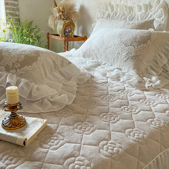 91家纺网 家纺一手货源 找家纺 麒豆豆 2024新款高克重雕花绒牛奶绒花边单床裙-舒芙蕾 舒芙蕾-米灰