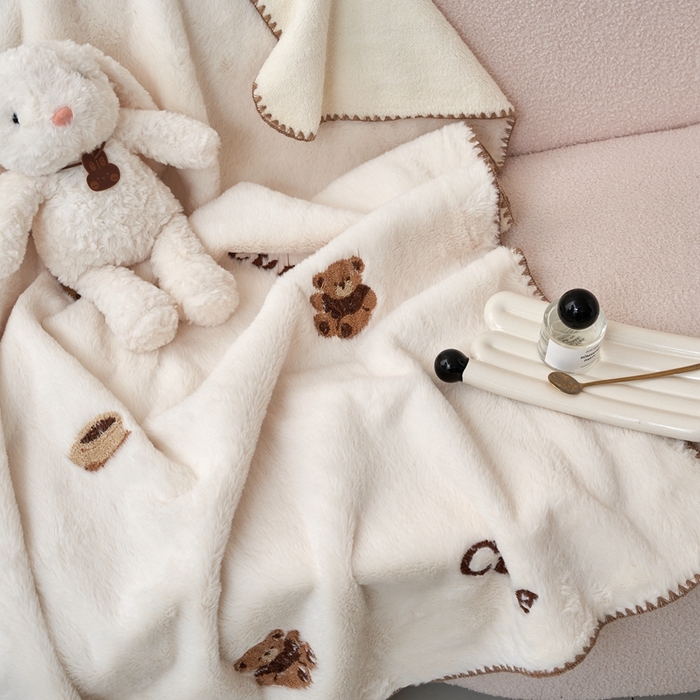 91家纺网 家纺一手货源 找家纺 黛舒家居 2024新款兔毛绒北极绒立体毛巾绣毛毯 小熊白