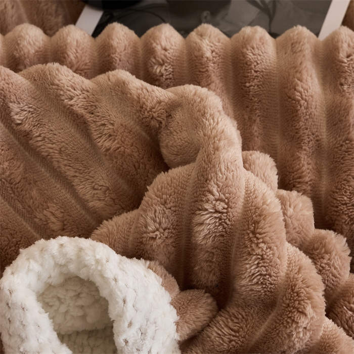 91家纺网 家纺一手货源 找家纺 金喜 2024新款立体抽条提花双面绒毯多用途毛毯办公室午睡毯家用毛毯被  驼色