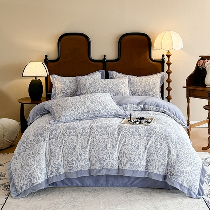 91家纺网 家纺一手货源 找家纺 慕晨 2024新款高克重全消光A类雕花牛奶绒法式风大宽边拼角吊边床单四件套-风格二 可可西里-灰蓝