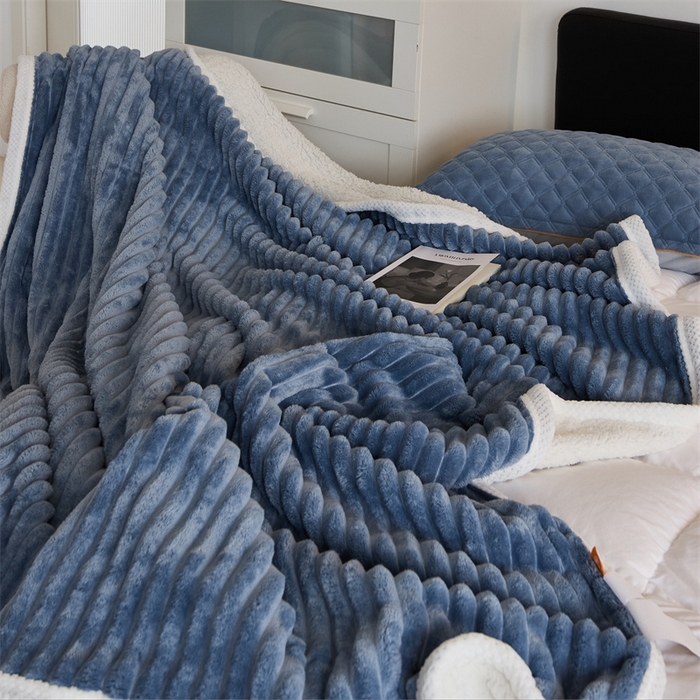 91家纺网 家纺一手货源 找家纺 金喜 2024新款立体抽条提花双面绒毯多用途毛毯办公室午睡毯家用毛毯被  雾霾蓝