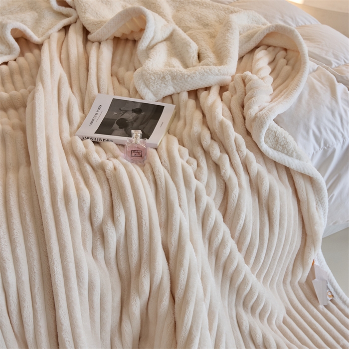 91家纺网 家纺一手货源 找家纺 金喜 2024新款立体抽条提花双面绒毯多用途毛毯办公室午睡毯家用毛毯被 乳酪白