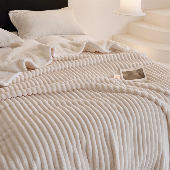 91家纺网 家纺一手货源 找家纺 金喜 2024新款立体抽条提花双面绒毯多用途毛毯办公室午睡毯家用毛毯被 乳酪白