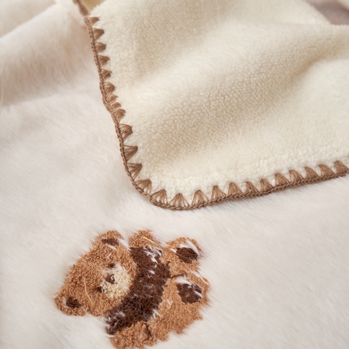 91家纺网 家纺一手货源 找家纺 黛舒家居 2024新款兔毛绒北极绒立体毛巾绣毛毯 小熊白