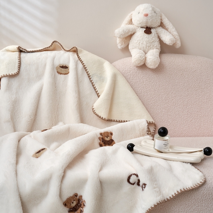 91家纺网 家纺一手货源 找家纺 黛舒家居 2024新款兔毛绒北极绒立体毛巾绣毛毯 小熊白