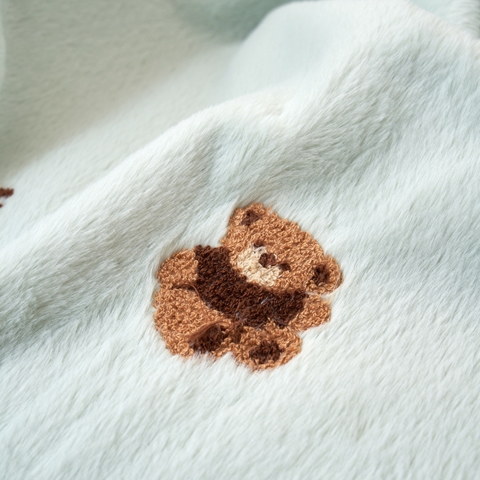 91家纺网 家纺一手货源 找家纺 黛舒家居 2024新款兔毛绒北极绒立体毛巾绣毛毯 小熊蓝