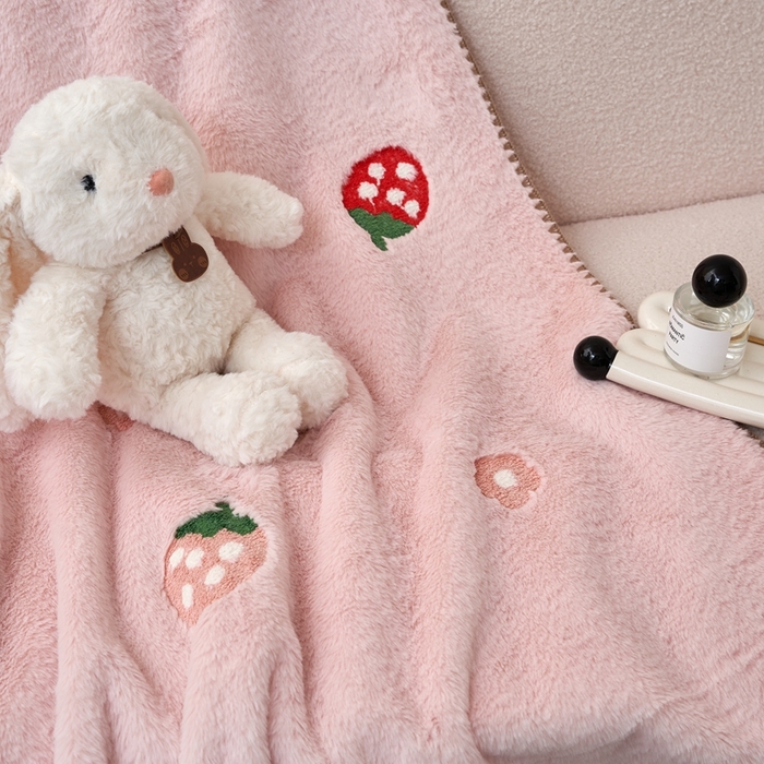 91家纺网 家纺一手货源 找家纺 黛舒家居 2024新款兔毛绒北极绒立体毛巾绣毛毯 草莓粉