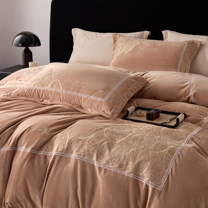 91家纺网 家纺一手货源 找家纺 榻尚家居 2024新款绣花加厚婴肤绒四件套--秋语 秋语 棕