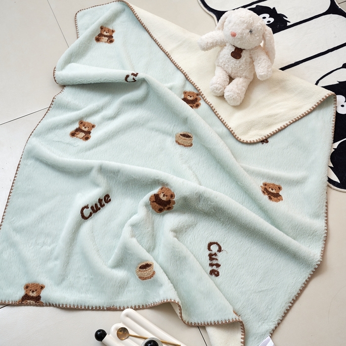 91家纺网 家纺一手货源 找家纺 黛舒家居 2024新款兔毛绒北极绒立体毛巾绣毛毯 小熊蓝