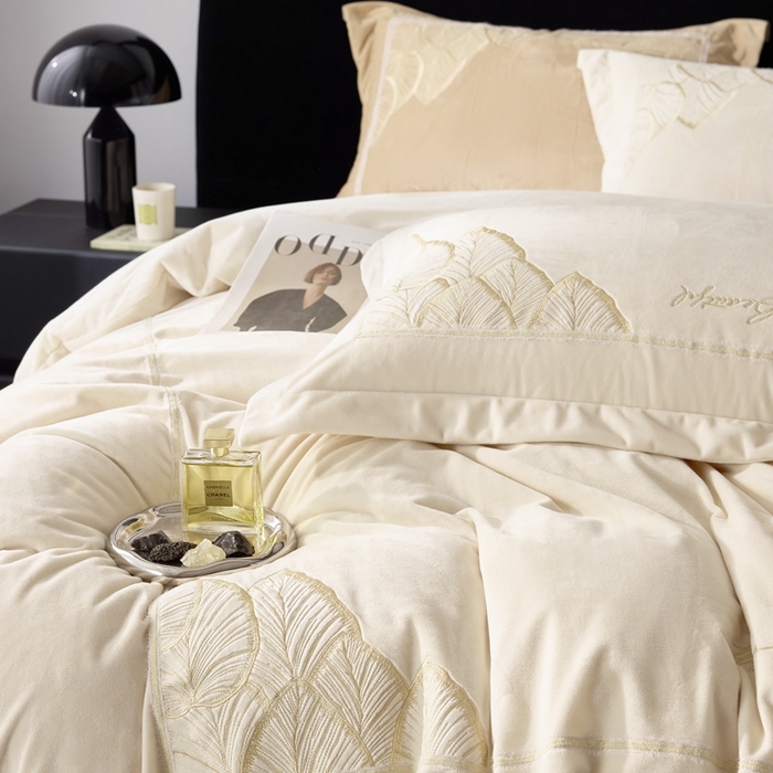 91家纺网 家纺一手货源 找家纺 榻尚家居 2024新款绣花加厚婴肤绒四件套--秋语 秋语  白