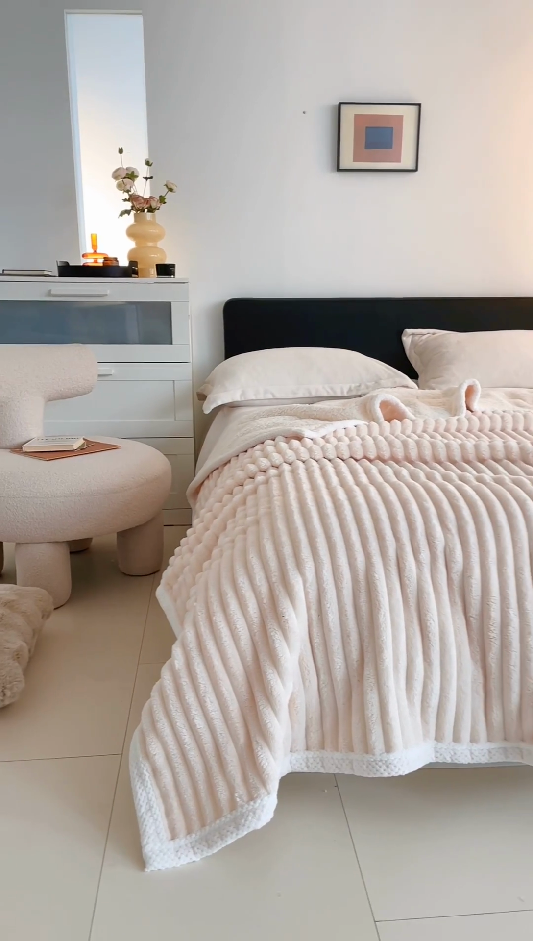 91家纺网 家纺一手货源 找家纺 金喜 2024新款立体抽条提花双面绒毯多用途毛毯办公室午睡毯家用毛毯被 乳酪白