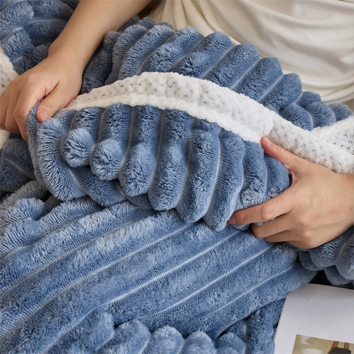 91家纺网 家纺一手货源 找家纺 金喜 2024新款立体抽条提花双面绒毯多用途毛毯办公室午睡毯家用毛毯被  雾霾蓝