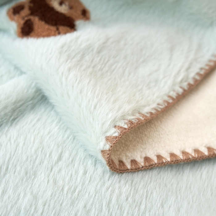 91家纺网 家纺一手货源 找家纺 黛舒家居 2024新款兔毛绒北极绒立体毛巾绣毛毯 小熊蓝