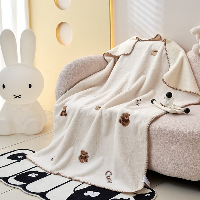 91家纺网 家纺一手货源 找家纺 黛舒家居 2024新款兔毛绒北极绒立体毛巾绣毛毯 小熊白
