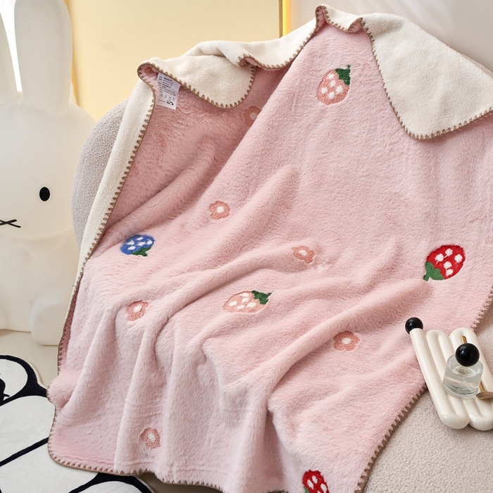 91家纺网 家纺一手货源 找家纺 黛舒家居 2024新款兔毛绒北极绒立体毛巾绣毛毯 草莓粉